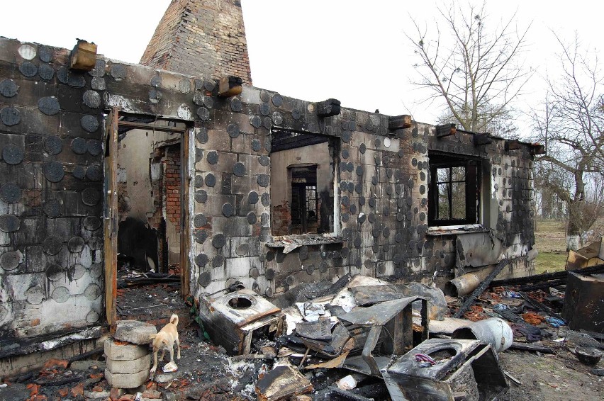 Budynki komunalne spłonęły w miejscowości Stobna. Mieszkania straciły dwie rodziny