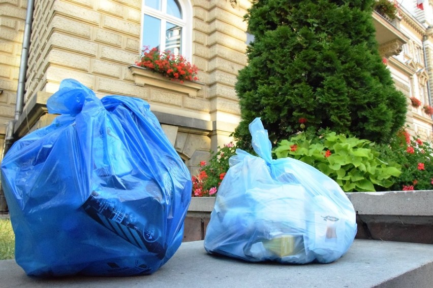 Bielszczanie przynieśli worki ze śmieciami pod Ratusz. Interweniowała straż miejska