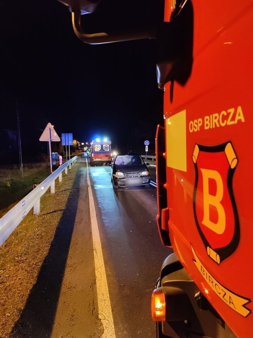 Groźny wypadek na DK 28 w Starej Birczy w powiecie przemyskim. 82-letnia kierująca seicento potrąciła 35-latkę [ZDJĘCIA]