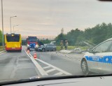Wrocław: Wypadek na ul. Królewieckiej. Kierowca zmiótł przystanek na Maślichach [ZDJĘCIA]