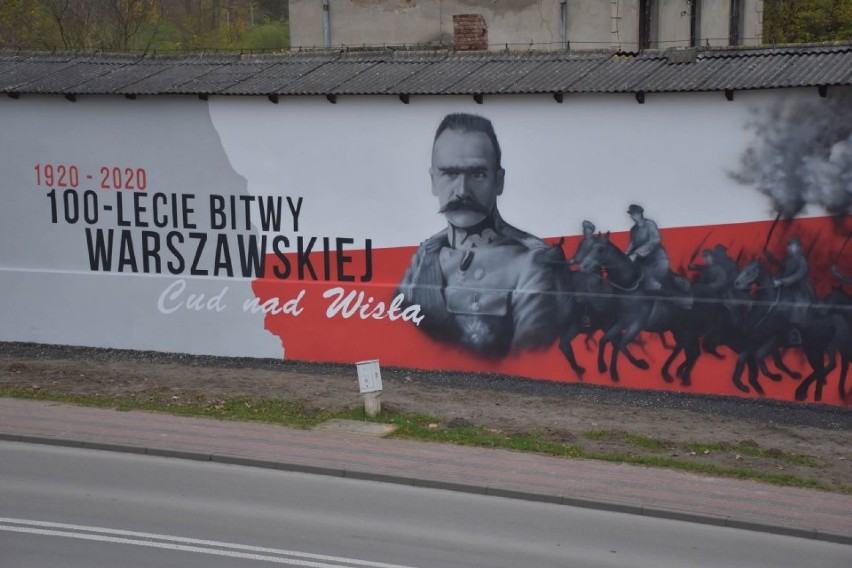 Wielki mural upamiętniający 100-lecie Bitwy Warszawskiej powstał w Białaczowie [ZDJĘCIA]