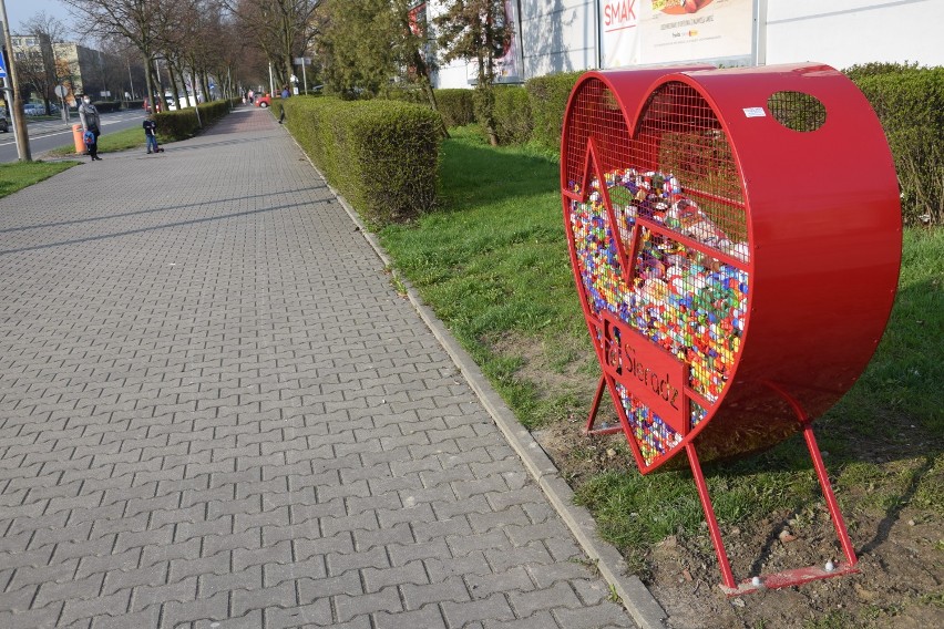 Pojemniki na plastikowe nakrętki stanęły w Sieradzu. Gdzie? (zdjęcia)