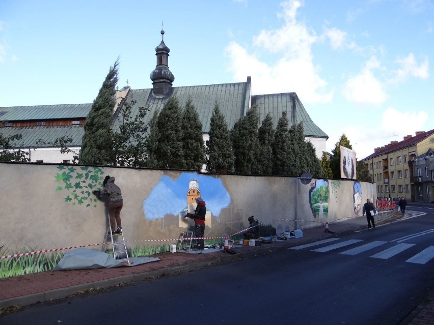 Powstaje graffiti na murze klasztornym w Wieluniu [ZDJĘCIA]