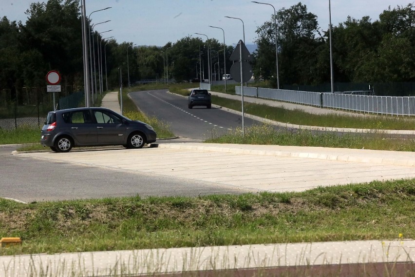 Legnica: Zbiorcza droga południowa gotowa? Znaki zakazu zniknęły - kierowcy korzystają, zobaczcie zdjęcia