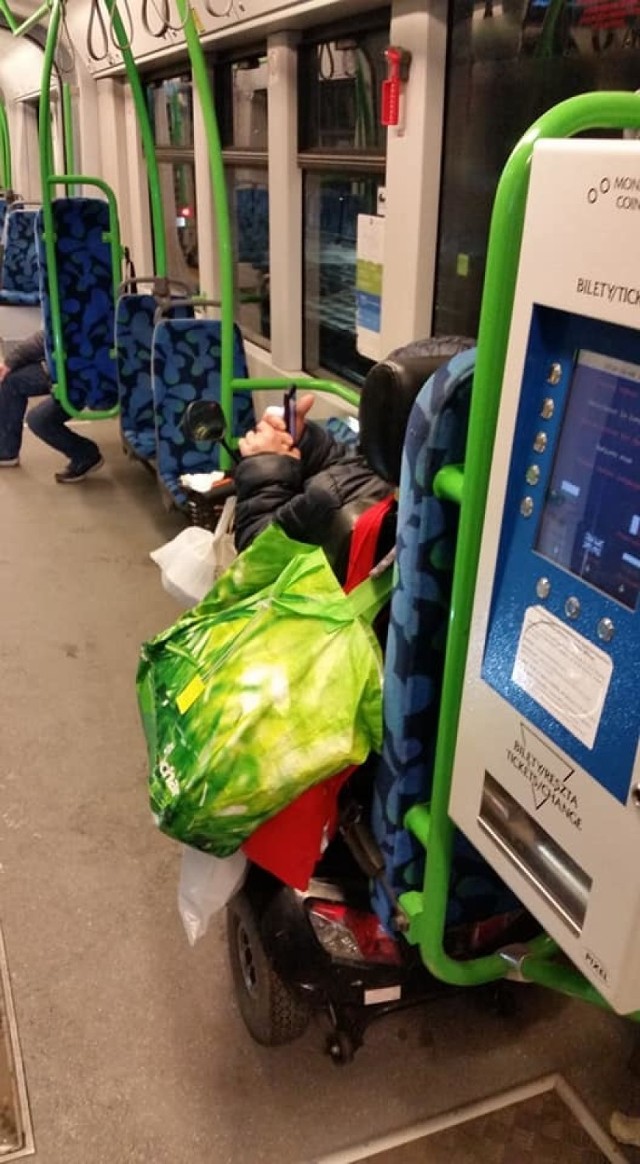 Pani Bogusia, nazywana w Szczecinie "Balbiną" w tramwaju na Wyzwolenia/Rayskiego - 6 grudnia 2018