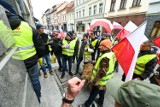 Nowa metoda protestów rolniczych w Kujawsko-Pomorskiem: Obornik i słoma w biurach posłów