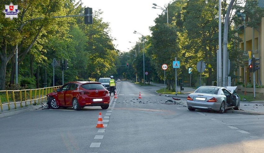 Na skrzyżowaniu opel zderzył się z mercedesem