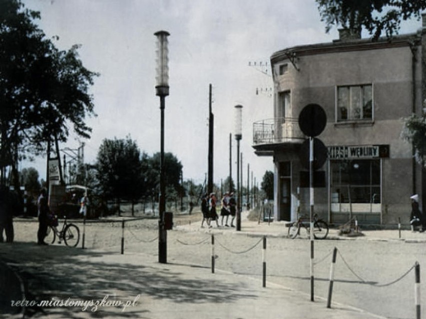 Zwyczajny dzień w Myszkowie... kilkadziesiąt lat temu. Stare zdjęcia zostały pokolorowane! Rozpoznasz te ulice i budynki? 