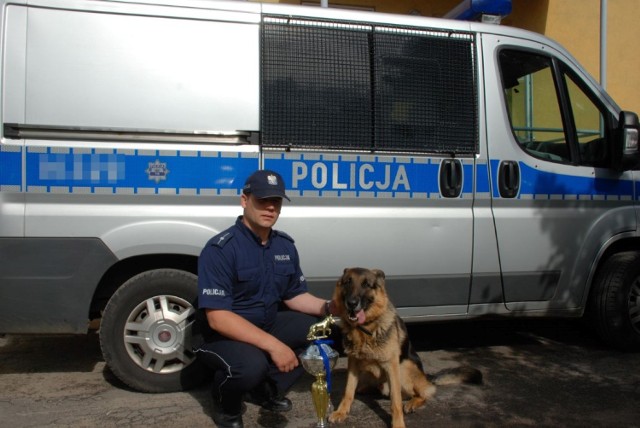 Policja Wejherowo:  Mł. asp. Krzysztof Żebrowski oraz "Timo"