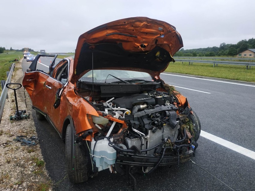 Wypadek na A4 k. Tarnowa. Ranna pasażerka nissana, zginął jeden pies, drugi uciekł do lasu