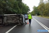 Lubin. Kierująca 22-latka wpadła w poślizg, straciła panowanie nad pojazdem, wjechała do rowu, dachowała i... wyszła bez szwanku!