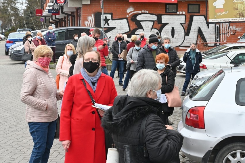 Wielkie tłumy, awantura i wyzwiska pod Centrum Medycznym Zdrowie w Kielcach! Interweniowała policja [ZDJĘCIA, FILM]