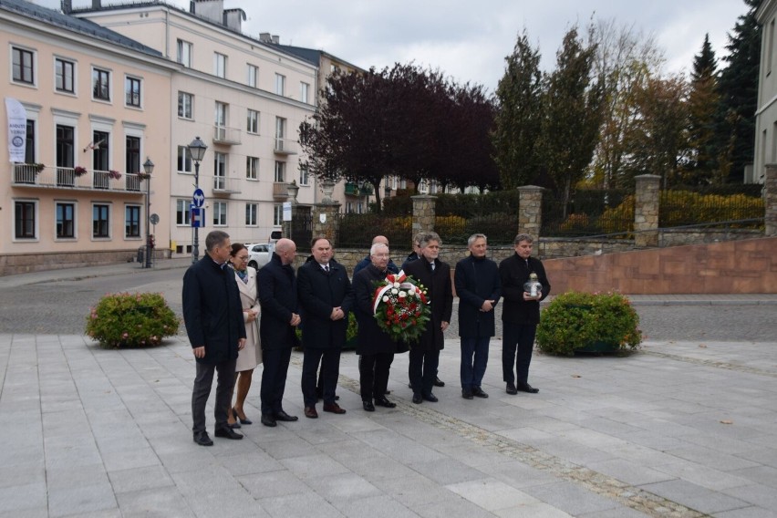 19 października obchodzimy rocznicę śmierci księdza Jerzego Popiełuszki. Władze złożyły wieńce przed jego pomnikiem w Kielcach