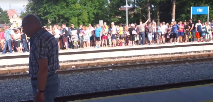 Hel 2017: Tłumy turystów szturmują dworzec