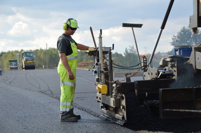 Prace na obwodnicy Bełchatowa wkraczają w końcową fazę, na placu budowy 11-kilometrowej szosy pracuje ponad 200 osób