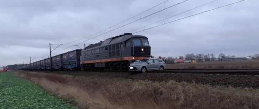 Ostrów Wielkopolski. Zderzenie pociągu z osobówką w Szczurawicach. Jedna osoba w szpitalu