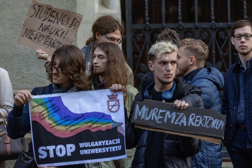 Kraków. Manifestacje pod Collegium Novum. Z jednej strony "Stop wulgaryzacji Uniwersytetu", z drugiej kontrprotest 