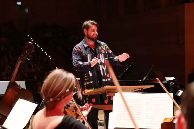 Marek Szyperski dyrygował Orkiestrą Filharmonii Gorzowskiej podczas koncertu walentynkowego "Filmowo i romantycznie".