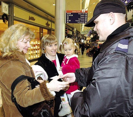 Sierż. sztab. Jerzy Kubiniec rozdaje klientom ulotki. Fot. Lucjusz Cykarski