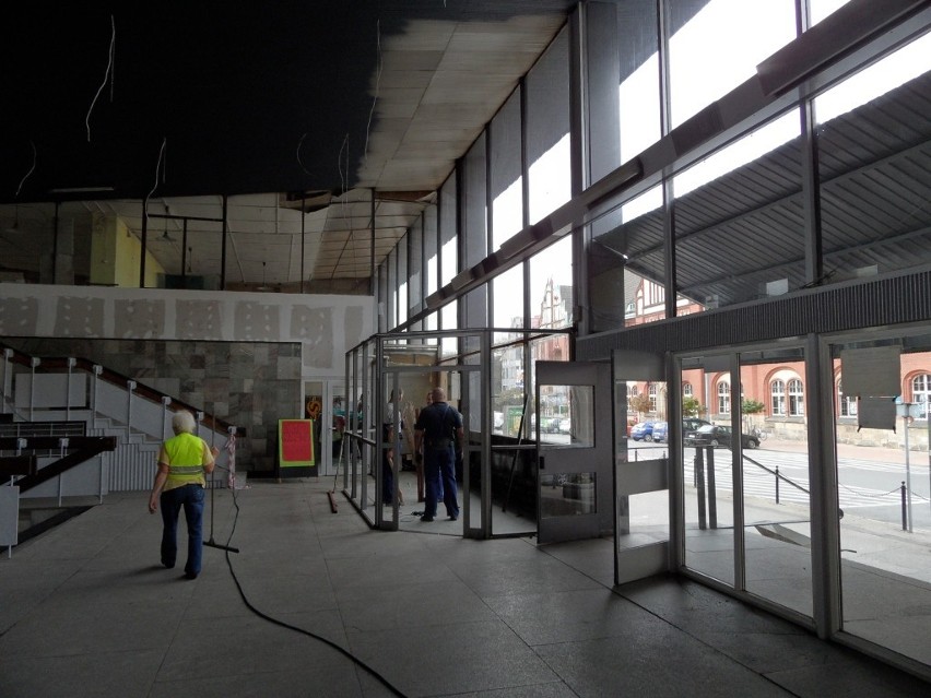 Trwa remont dworca PKP w Zabrzu. Robotnicy zrywają płytki w przejściu podziemnym i malują je [FOTO]