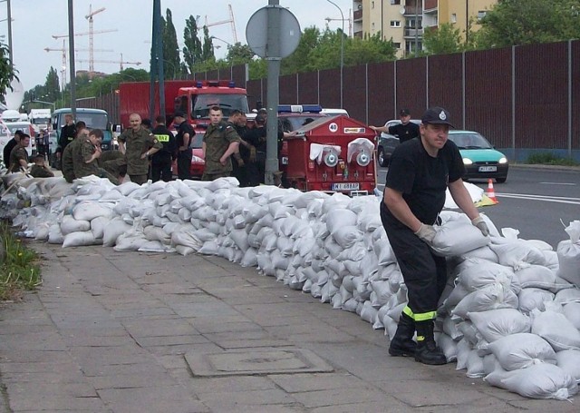 2010 r. Worki z piaskiem na Wale Miedzeszyńskim