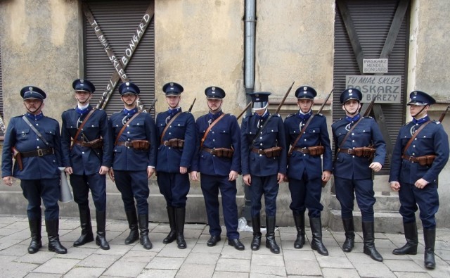 Radomscy rekonstruktorzy policyjni na planie filmowym serialu „Król”.