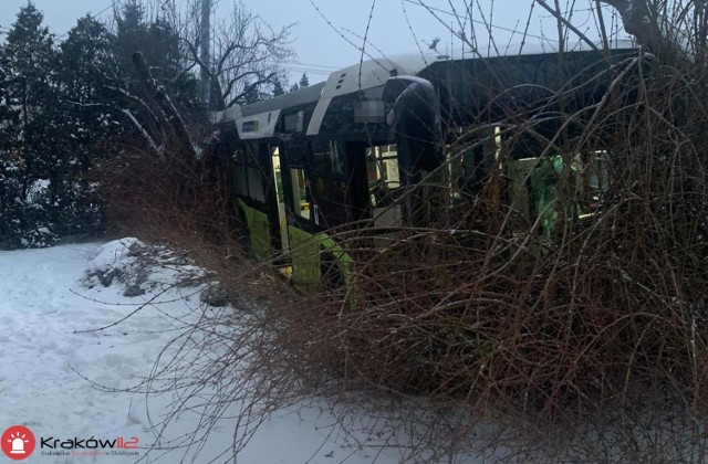 Na trasie w rejonie Wieliczki doszło do wypadku. Autobus wypadł z drogi.