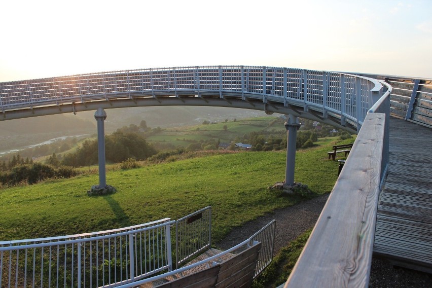 Rozciąga się z niego panorama leżącej 200 m w dole Doliny...