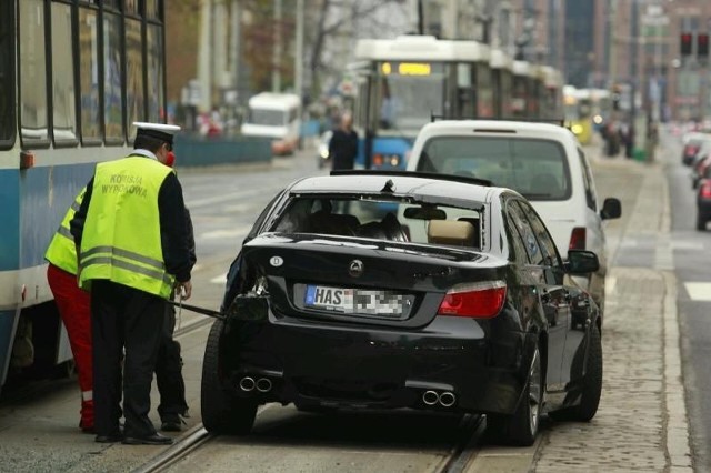 Torowisko w kierunku Galerii Dominikańskiej przez ponad godzinę było zablokowane. Tramwaje jechały objazdem  (przez ul. Pułaskiego i Małachowskiego lub przez Teatralną), bo pojazd możnabyło usunąć dopiero przy pomocy lawety. 

Kierowcy auta nic się nie stało. 

Zobacz też: Nie każdy potrafi tak zaparkować, czyli "Mistrz parkowania 2" (ZDJĘCIA) 