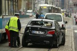 Wrocław: Zawracał w niedozwolonym miejscu i wjechał w tramwaj (ZDJĘCIA)