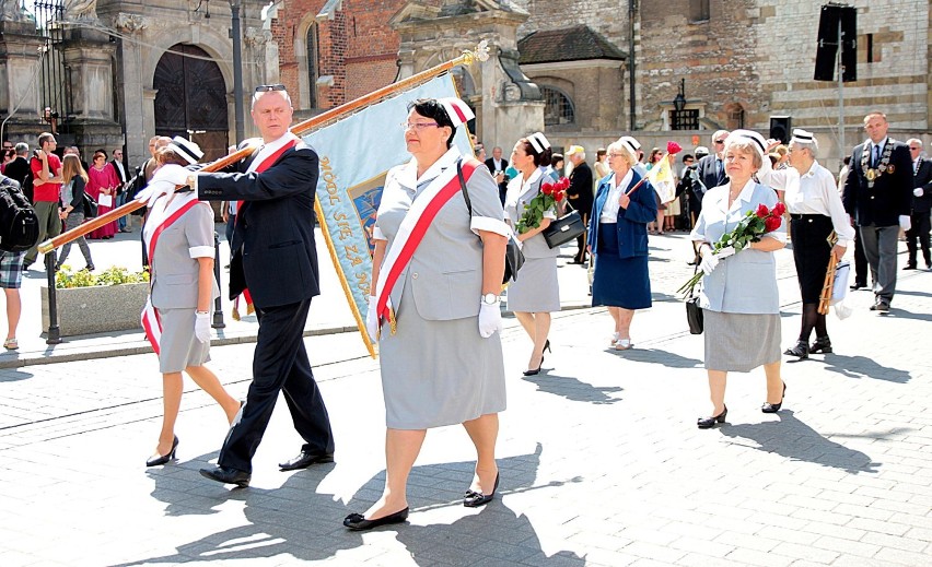 Boże Ciało Kraków: procesja z Wawelu pod kościół Mariacki...