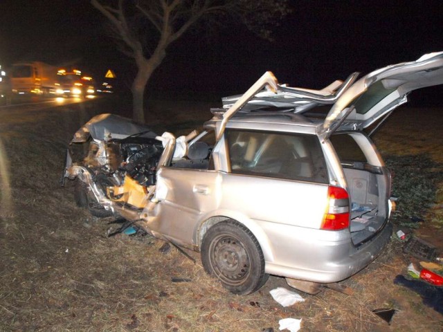 Wczoraj kilka minut po godzinie 20.00 strażacy dostali zgłoszenie o wypadku na Drodze Krajowej nr 92 w okolicach Chełmna. Zderzyły się opel vectra i renault clio. Kierowca clio zginął na miejscu. Pasażerka z clio i kierowca vectry trafili do szpitala.

Zobacz więcej: Wypadek w Chełmnie. Nie żyje kierowca, a 2 osoby trafiły do szpitala. ZDJĘCIA I FILM