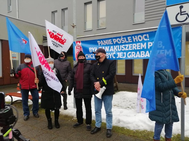Protest związkowców PŻB przed biurem posła Czesława Hoca w Kołobrzegu