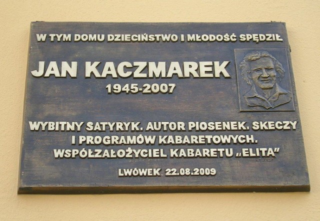 Tablica pamiątkowa na domu rodzinnym Jana Kaczmarka we Lwówku