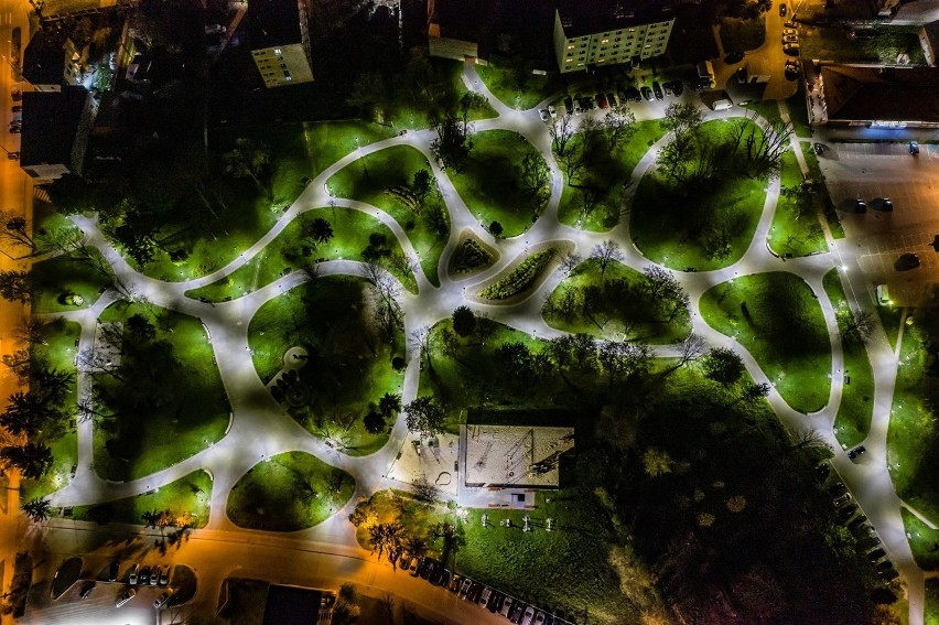 Staszowski Park imienia Adama Bienia z nowym oświetleniem. Niesamowite ujęcia z drona (ZDJĘCIA)