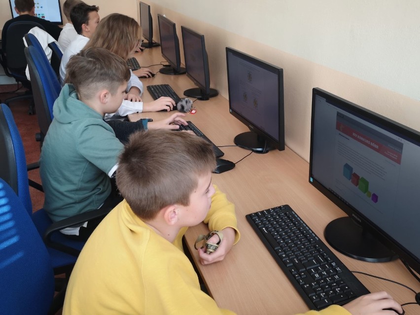 Uczniowie "Jedynki" biorą udział w międzynarodowym konkursie informatycznym