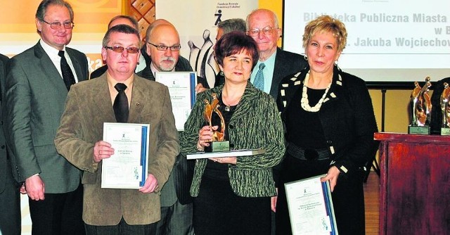 Dyrektor CK Andrzej Kowalczyk (drugi z lewej) w Villi Foksal w Warszawie po odbiorze wyóżnienia FRDL