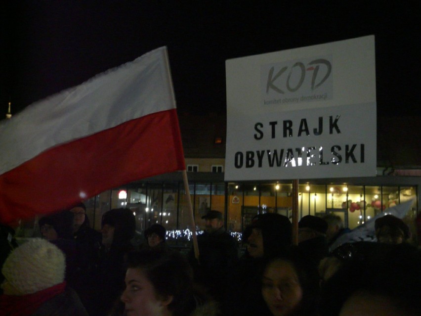 „Stop dewastacji Polski” - manifestacja KOD w Sieradzu