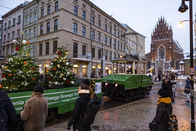 Historyczny skład wagonów BT1 i Lory z życzeniami świątecznymi dla mieszkańców