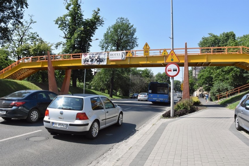 Nieczynna jest kładka dla pieszych nad ulicą Witelona w Legnicy [ZDJĘCIA]