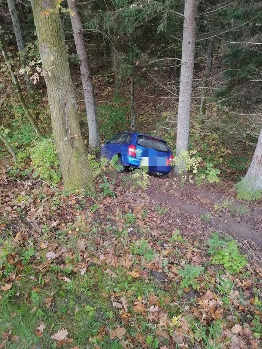 Samochód w lesie koło Piasków (gmina Barwice). Kierowcy nie było [zdjęcia]