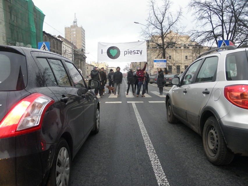 Uczestnicy akcji "I Love Pieszy" blokowali przejście na al. Kościuszki