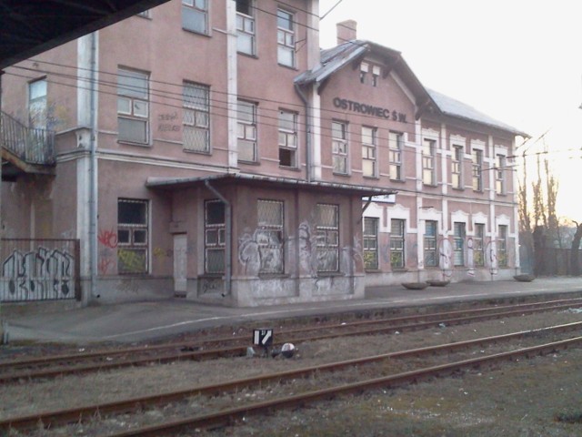 Dworzec PKP w Ostrowcu Świętokrzyskim (marzec 2014 r.)