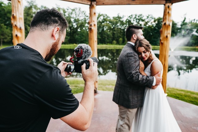 Fotografowie ślubni twierdzą, że takie sygnały na ślubie i weselu to znak, że małżeństwo nie przetrwa długo. Poznaj je teraz na kolejnych slajdach galerii >>>>>