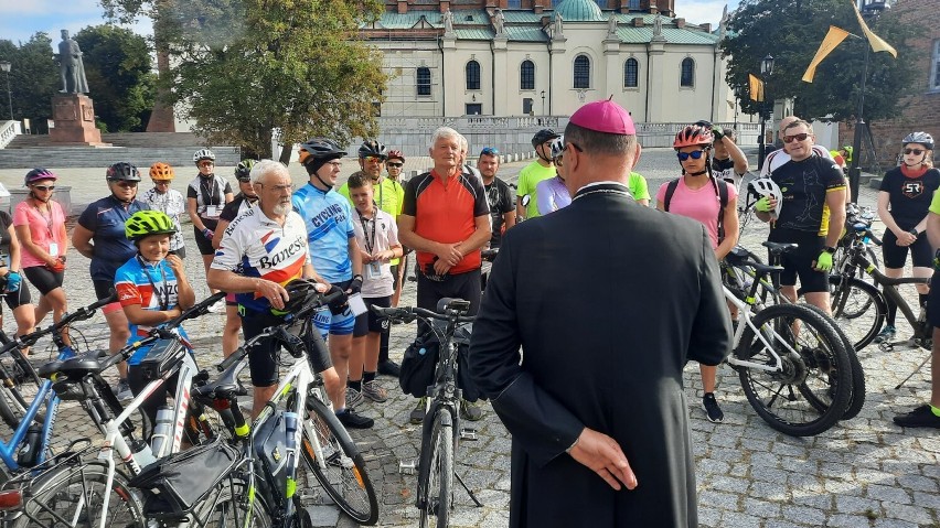 Pielgrzymka rowerowa wyruszyła z Gniezna na Jasną Górę