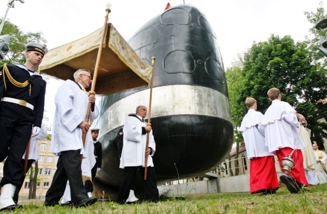 Procesja Bożego Ciała w Gdyni. Ołtarz na... statku podwodnym