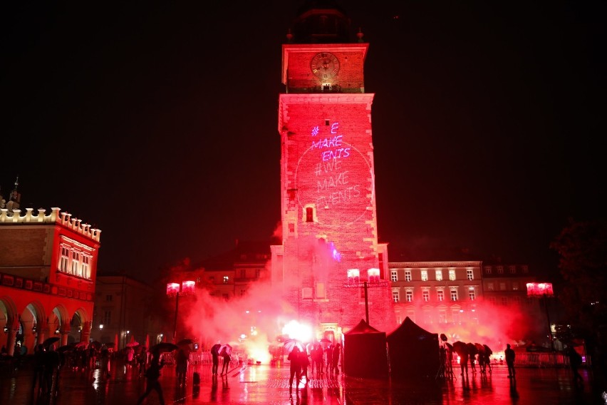 Podświetlili Kraków na czerwono. Apelują o pomoc dla branży rozrywkowej [ZDJĘCIA]