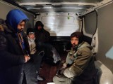 Opolscy funkcjonariusze Krajowej Administracji Skarbowej zatrzymali dziewięciu nielegalnych migrantów. Pomagała im Straż Graniczna i policja