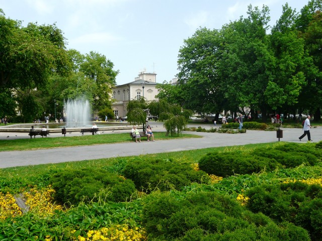 Mieszkańcy Lublina odpoczywają w piękne, majowe przedpołudnie przy orzeźwiającej fontannie.