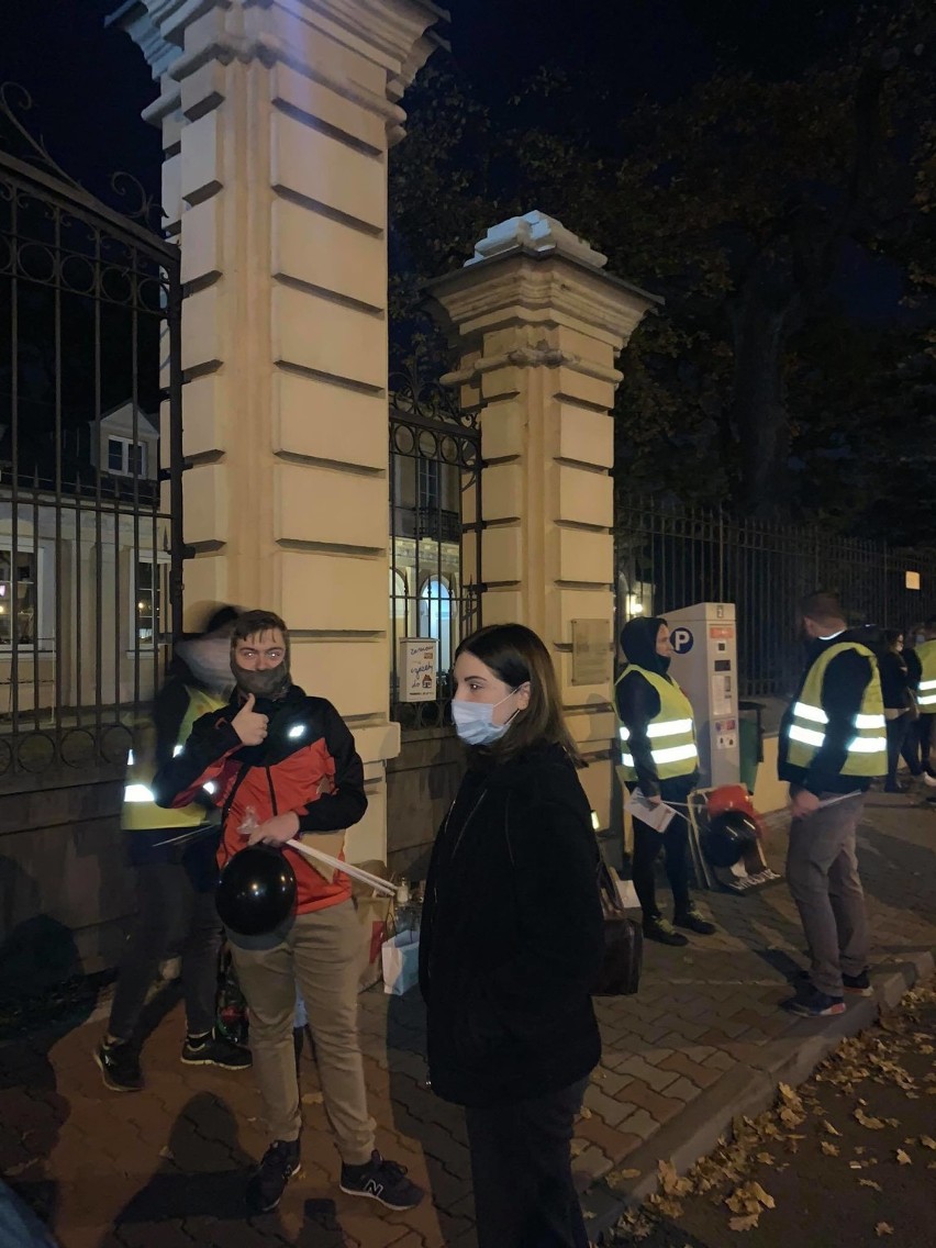 Strajk kobiet w Tomaszowie po wyroku TK. Tomaszowianki rozpoczęły protest na ul. POW [ZDJĘCIA]